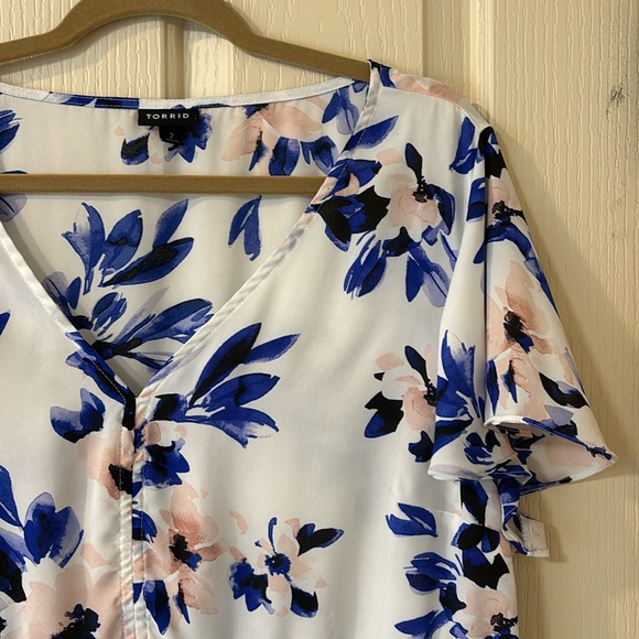 EUC Torrid White, Blue & Pink Floral Blouse - Picture 9 of 13